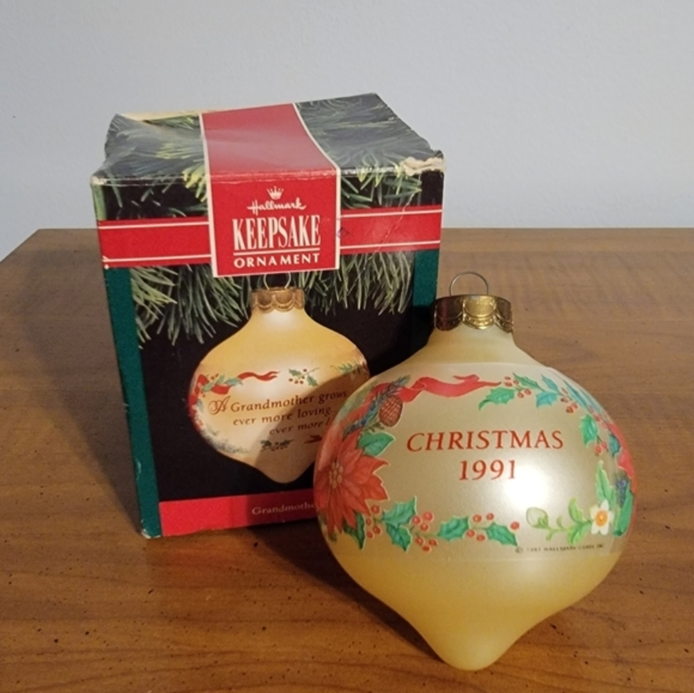 💚‎ Hallmark Keepsake Vintage 1991 Grandmother Glass Ornament, great condition